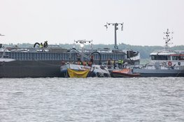 Schip vaart tegen brug bij Naarden