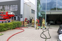 Brand ontstaan in spouwmuur tijdens onkruid wegbranden bij de KIA dealer in Naarden