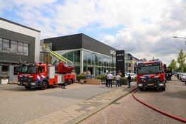 Brand ontstaan in spouwmuur tijdens onkruid wegbranden bij de KIA dealer in Naarden