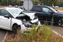 Botsing met veel schade op kruispunt in Blaricum
