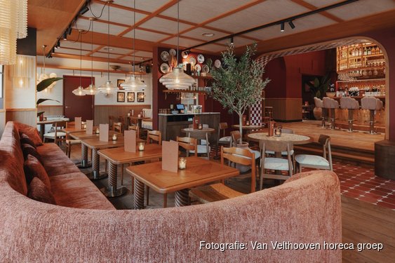 Hilversum maakt kennis met All Day Apero; Nieuwe mediterrane eetbar aan de Groest brengt lunch, apero, diner, cocktails en vinyl samen onder één dak.