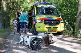 Man onder invloed en zonder rijbewijs onderuit met brommer