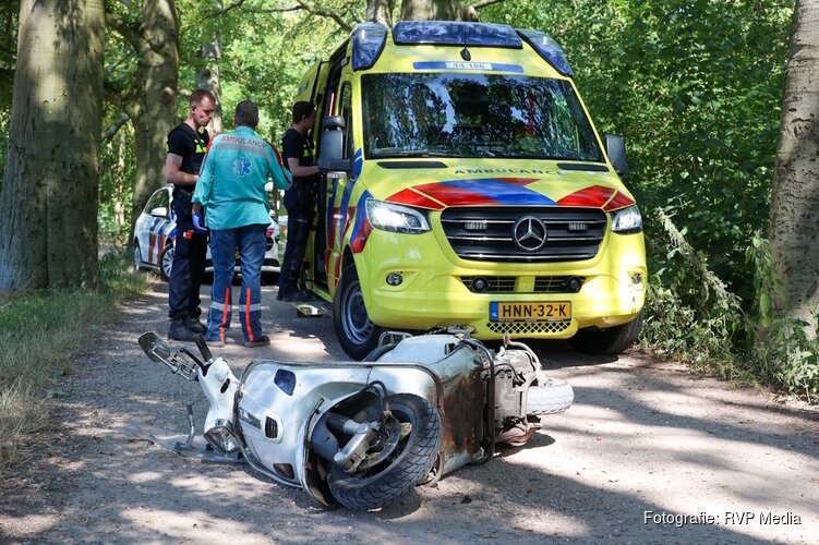 Man onder invloed en zonder rijbewijs onderuit met brommer