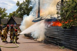 Grote uitslaande brand bij boerderij in Huizen