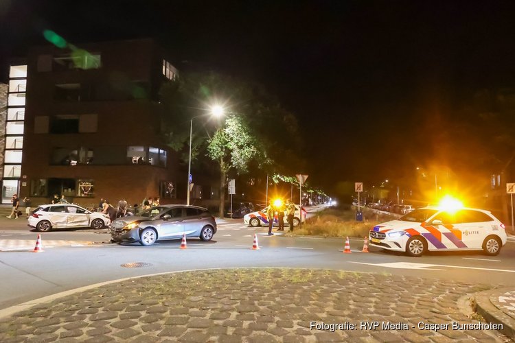 Botsing tussen twee auto’s op kruispunt in Hilversum