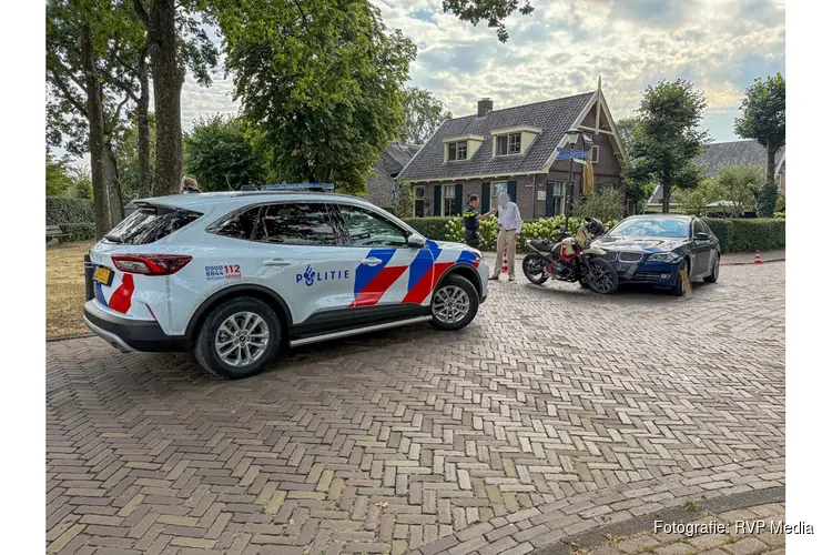 Botsing tussen motorrijder en auto in Blaricum