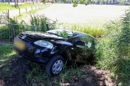 Auto belandt in sloot nadat bestuurder handrem vergeet in Naarden