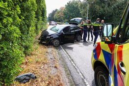 Bestuurder botst met auto tegen geluidswal in Bussum