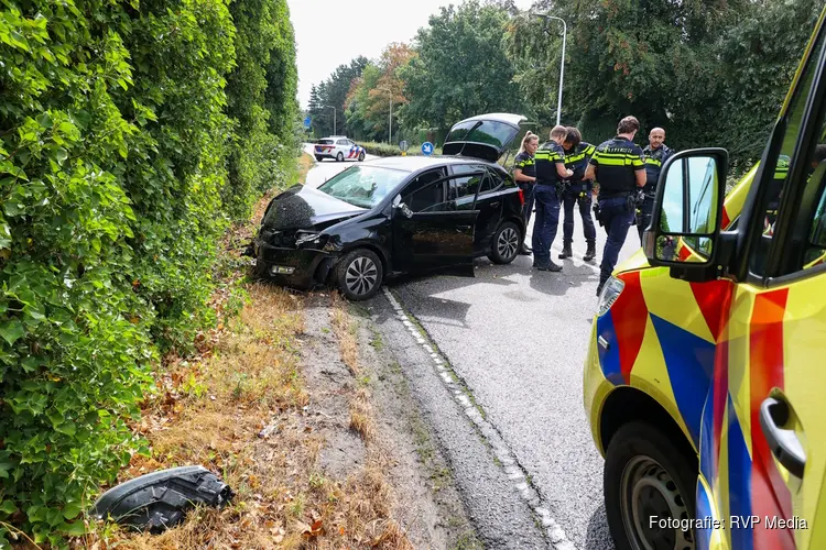Bestuurder botst met auto tegen geluidswal in Bussum