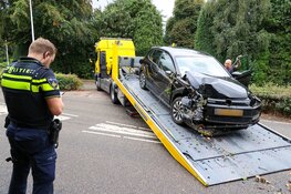 Bestuurder botst met auto tegen geluidswal in Bussum