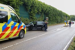 Bestuurder botst met auto tegen geluidswal in Bussum