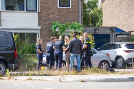 Politie doet onderzoek na aantreffen overleden persoon in woning in Huizen