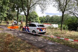 Zwaargewond persoon door hulpdiensten uit water gehaald