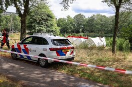 Zwaargewond persoon door hulpdiensten uit water gehaald