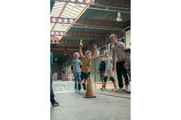 Urban sports verbinden gymles en buitenspelen in Hilversum
