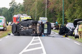Gewonden en zware schade na frontale botsing tussen twee personenauto's op N527