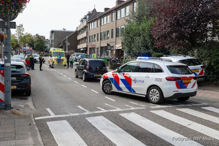 Scooterrijder komt in botsing met auto in Bussum