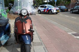 Scooterrijder komt in botsing met auto in Bussum