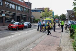 Scooterrijder komt in botsing met auto in Bussum