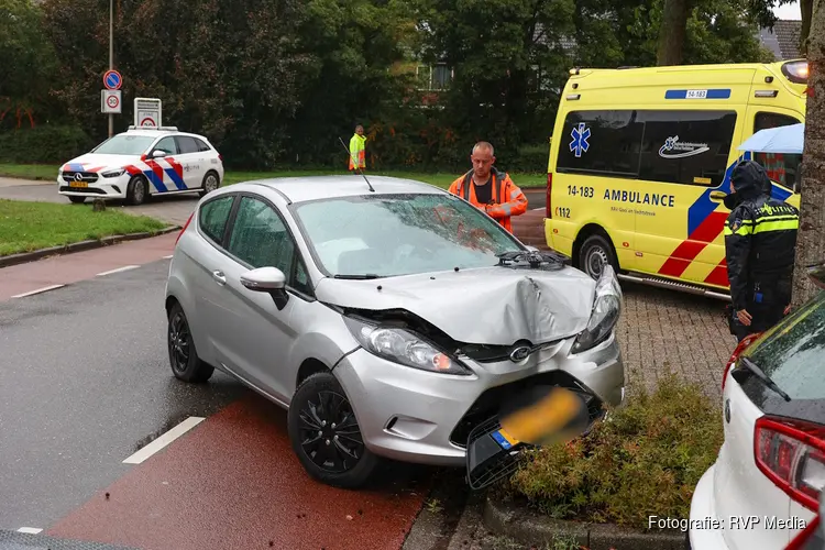 Auto vliegt uit de bocht en botst tegen boom in Huizen