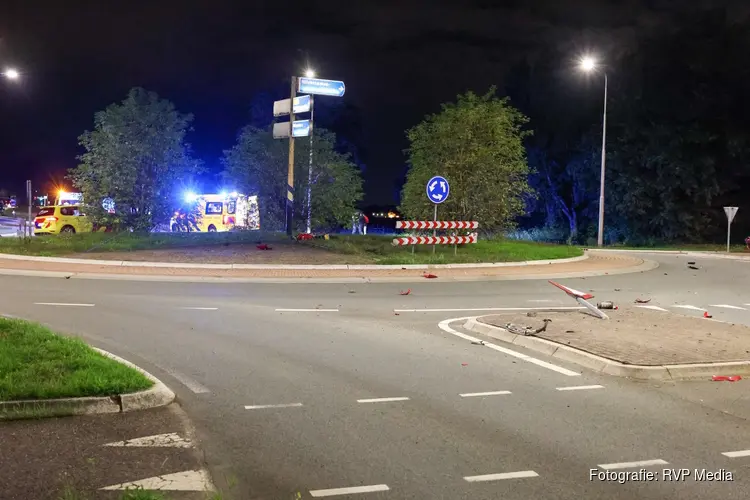 Motorrijder vliegt na crash over rotonde in ‘s-Graveland
