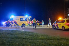 Motorrijder vliegt na crash over rotonde in ‘s-Graveland