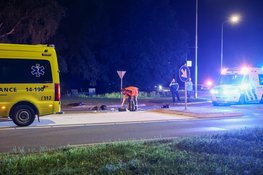Motorrijder vliegt na crash over rotonde in ‘s-Graveland