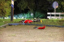 Motorrijder vliegt na crash over rotonde in ‘s-Graveland