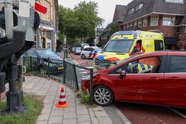 Treinverkeer ligt stil na ongeluk tussen 2 personenauto's in Bussum