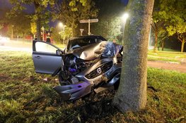 Auto botst tegen boom na afrit A1 in Naarden: inzittenden slaan op de vlucht