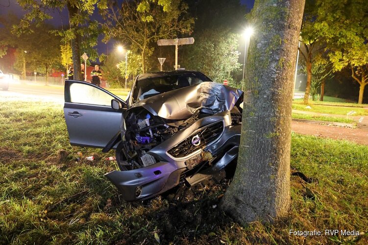 Auto botst tegen boom na afrit A1 in Naarden: inzittenden slaan op de vlucht