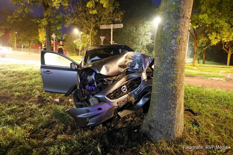 Auto botst tegen boom na afrit A1 in Naarden: inzittenden slaan op de vlucht