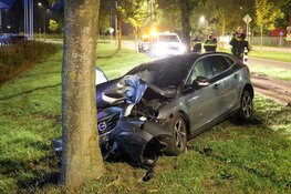 Auto botst tegen boom na afrit A1 in Naarden: inzittenden slaan op de vlucht