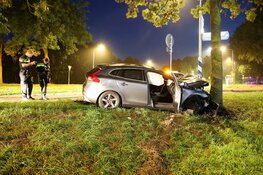 Auto botst tegen boom na afrit A1 in Naarden: inzittenden slaan op de vlucht