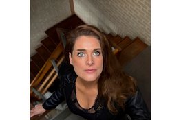 Nina Ebbenhout brengt Dwars door mij uit en presenteert De wereld in met Mae Wever