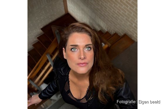 Nina Ebbenhout brengt Dwars door mij uit en presenteert De wereld in met Mae Wever