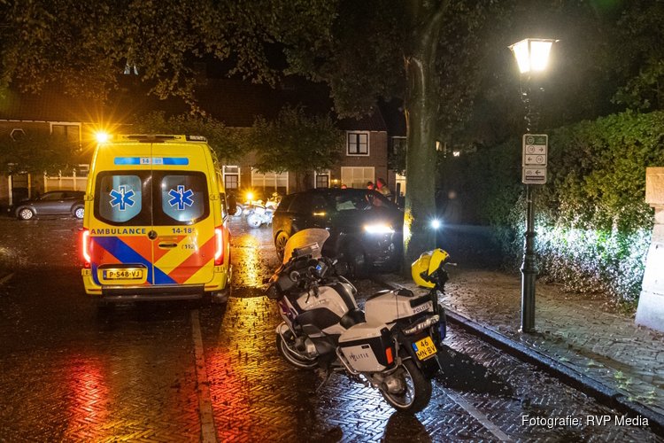 Automobilist wijkt uit voor fietser zonder licht en botst tegen boom in Naarden