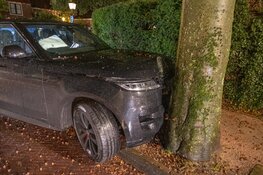 Automobilist wijkt uit voor fietser zonder licht en botst tegen boom in Naarden