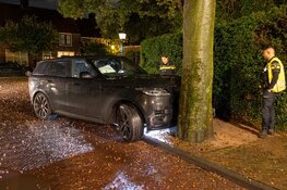 Automobilist wijkt uit voor fietser zonder licht en botst tegen boom in Naarden