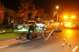Auto uit de bocht gevlogen in Huizen: bestuurder slaat op de vlucht na ravage