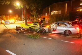 Auto uit de bocht gevlogen in Huizen: bestuurder slaat op de vlucht na ravage
