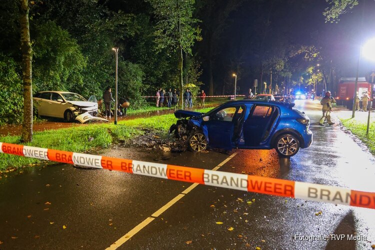 Meerdere gewonden na frontale botsing op de Zuiderzee in Huizen: weg volledig afgesloten