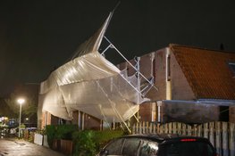 Steiger dreigt in te storten door storm in Huizen