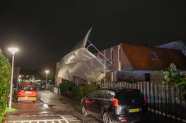 Steiger dreigt in te storten door storm in Huizen