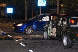 Oldtimer rijdt andere auto aan