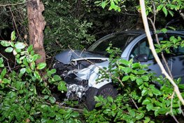 Auto tegen boom in Hilversum