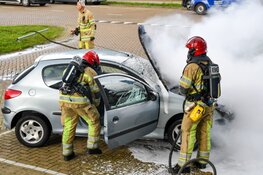 Auto vliegt in brand