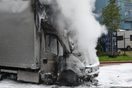 Bestelwagen vol autobanden brandt uit in Hilversum