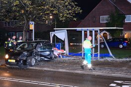 Bushokje en auto verloren na ongeluk
