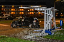 Bushokje en auto verloren na ongeluk